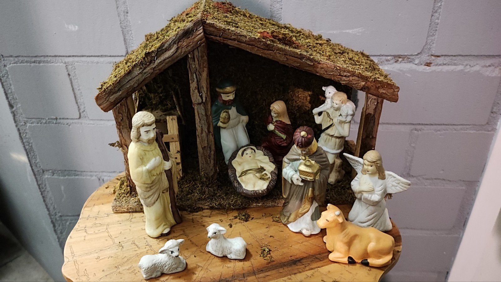 traditionele kerststal met houten stal en beeldjes, Diversen, Ophalen of Verzenden