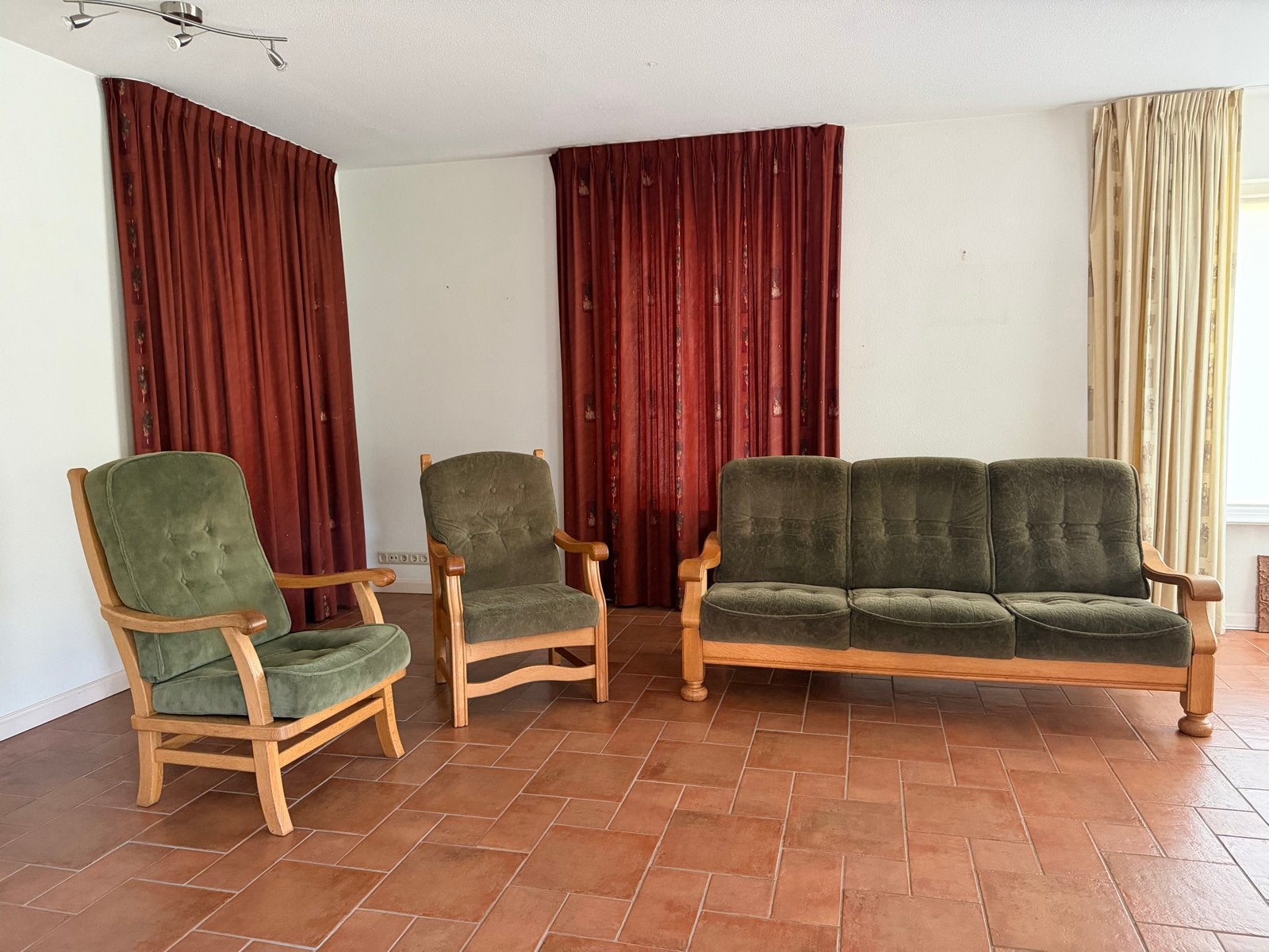 Houten meubels (bank en fauteuils) op te halen in Klijndijk, Huis en Inrichting, Gebruikt, Driepersoons, 75 tot 100 cm, Ophalen of Verzenden