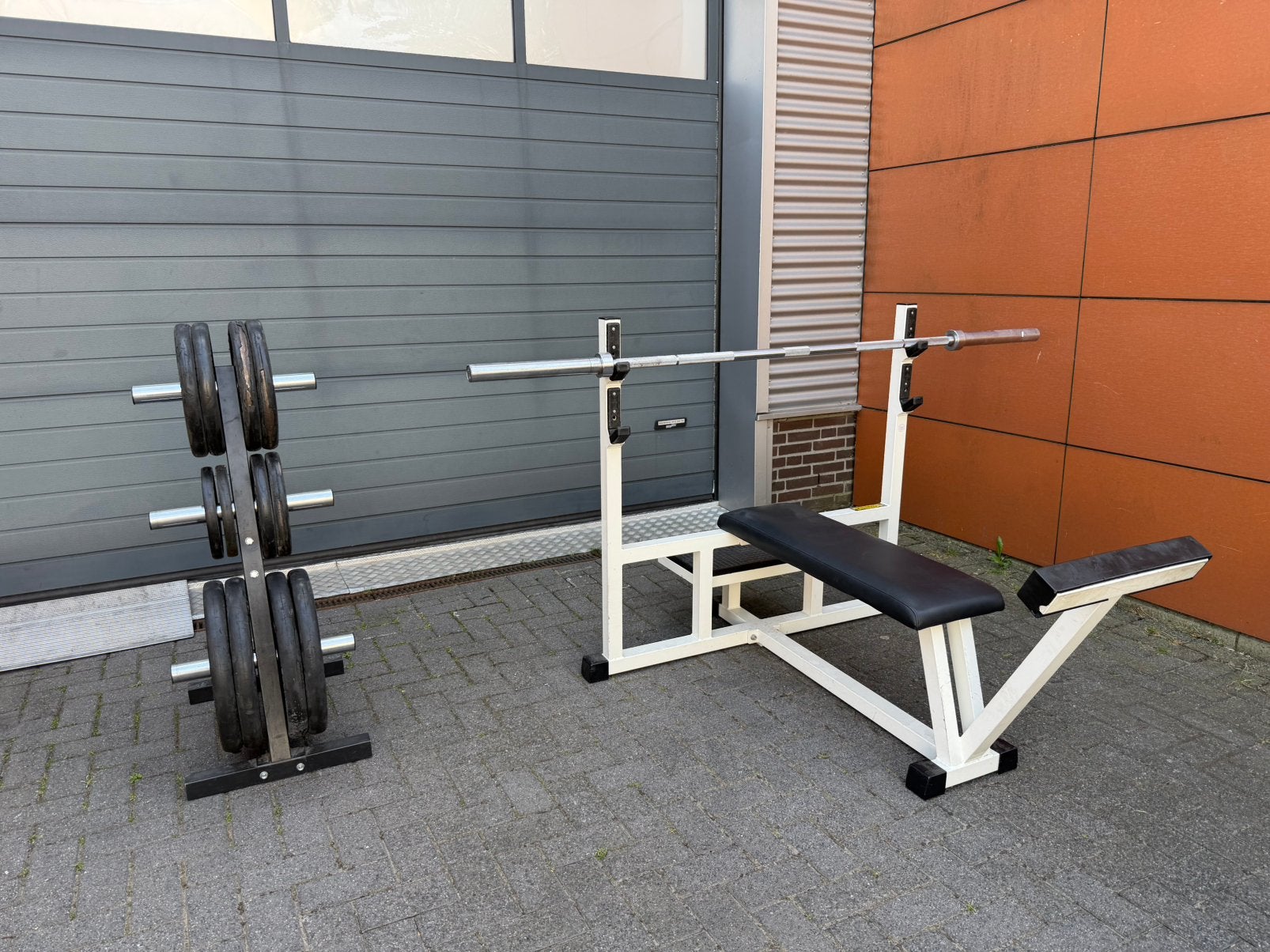 Technogym Vlakke Bench Press , 135kg Gewichten , Barbell, Ophalen, Gebruikt, Fitnessbank