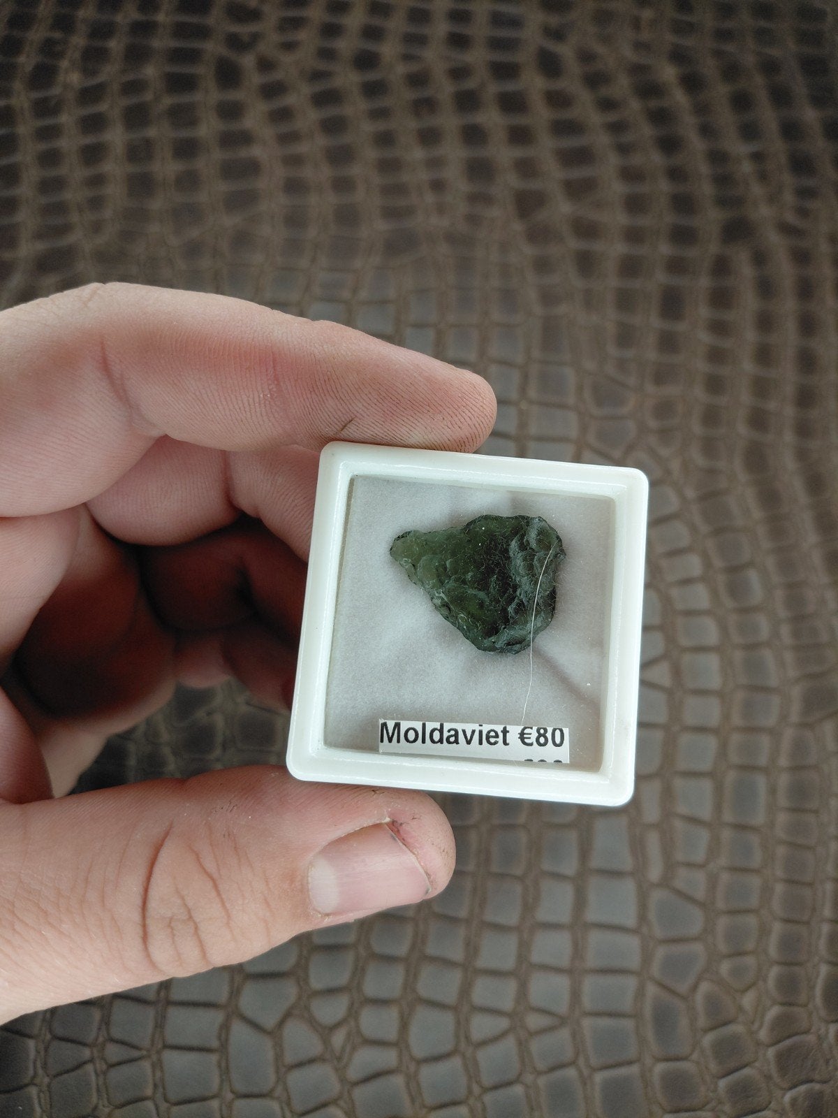Prachtig dun stuk groene Moldaviet, Verzenden