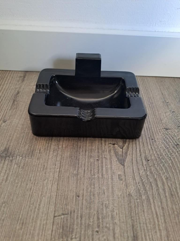 Zwarte asbak, Ophalen
