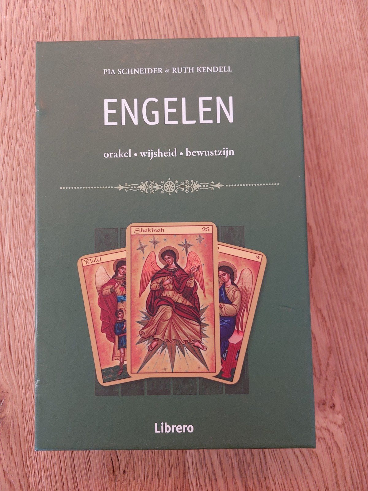 Pia Schneider - Engelen (boek plus kaarten), Boeken, Astrologie, Overige typen, Ophalen of Verzenden, Zo goed als nieuw