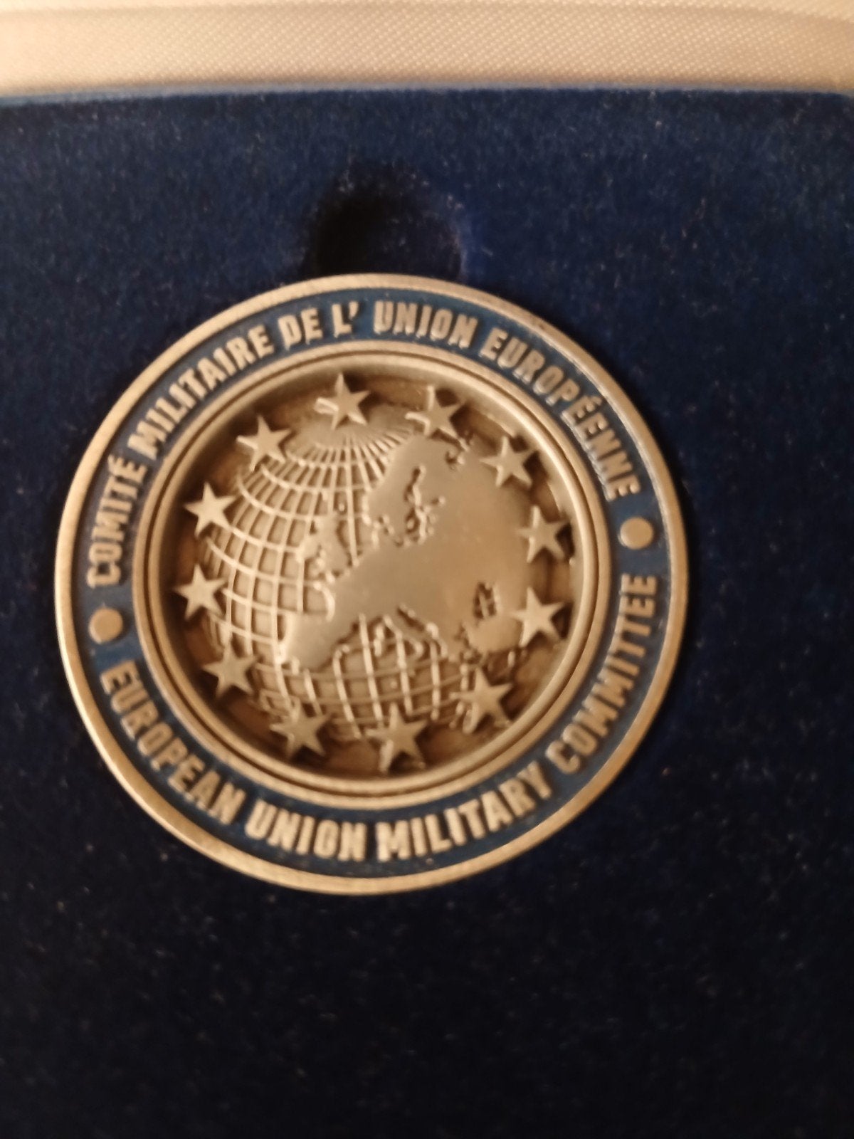 Militaire penning EU Military Committee in cassette, Ophalen of Verzenden, Landmacht, Embleem of Badge