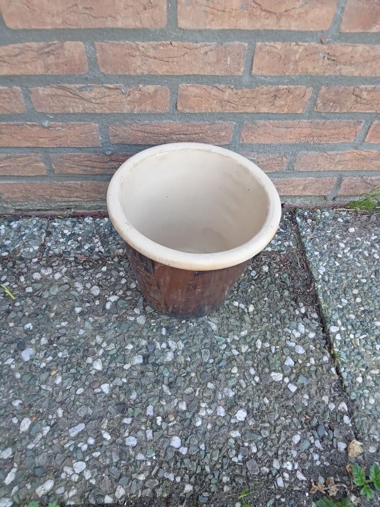 Mooie gebruikte bloempot, bruin met crèmekleurige rand, Gebruikt, Niet van toepassing, Info@onbekend.nl, Rond