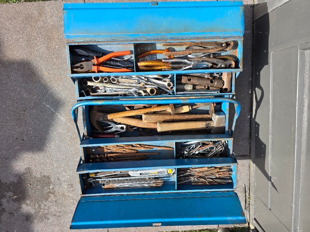 Foto 3 van Vintage blauwe gereedschapskist gevuld met handgereedschap