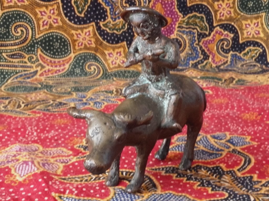 Buffel met berijder mooi oud brons beeldje uit Indonesië., Handgemaakt, Ophalen of Verzenden, Indonesië, Brons