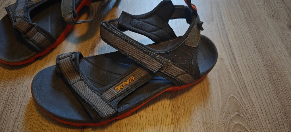 Teva sandalen maat 38 39 grijs oranje - weg is weg!, Sandalen, Overige kleuren, Gedragen, Ophalen of Verzenden