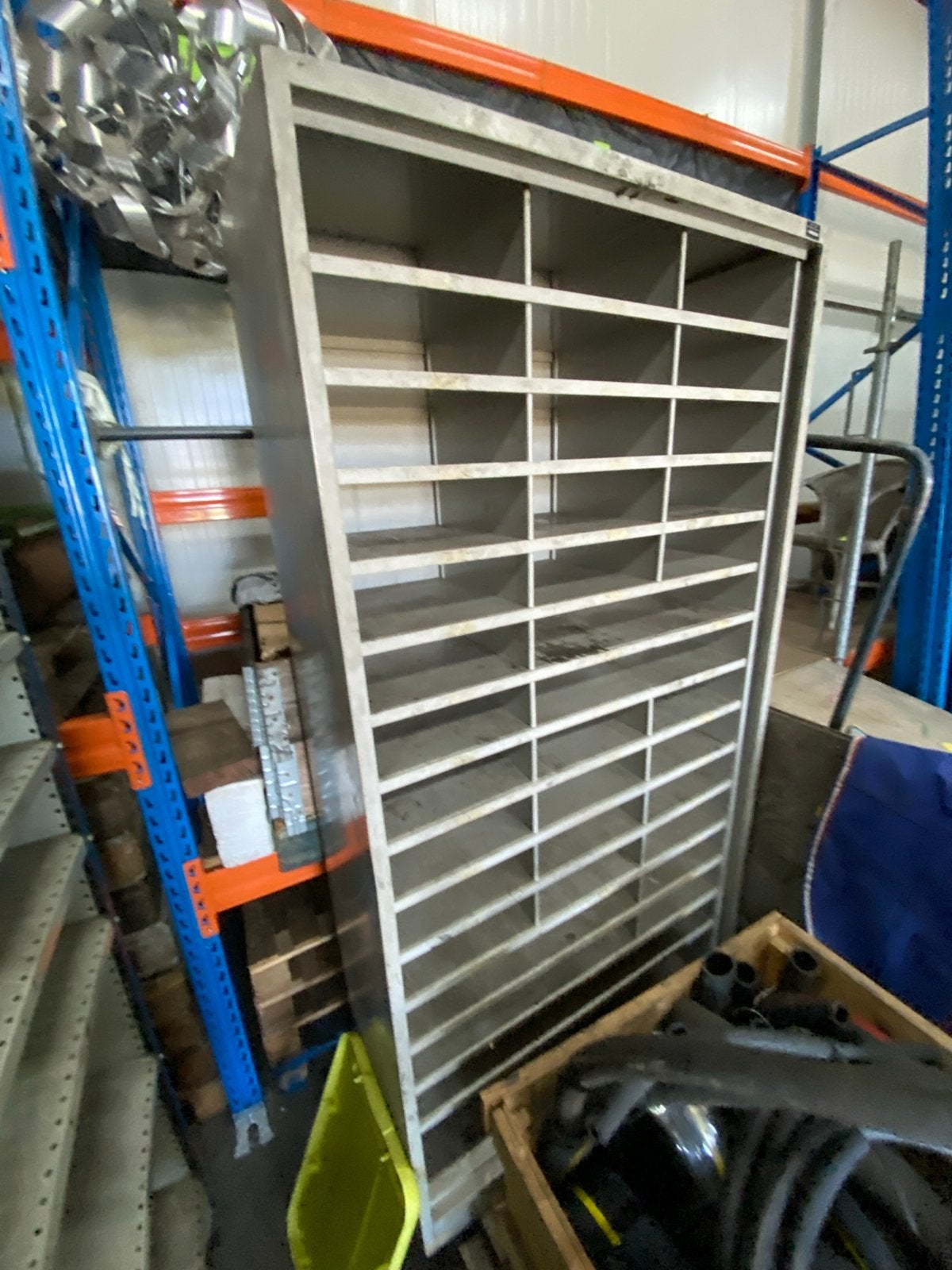 Metalen magazijnstelling met vakken, Ophalen