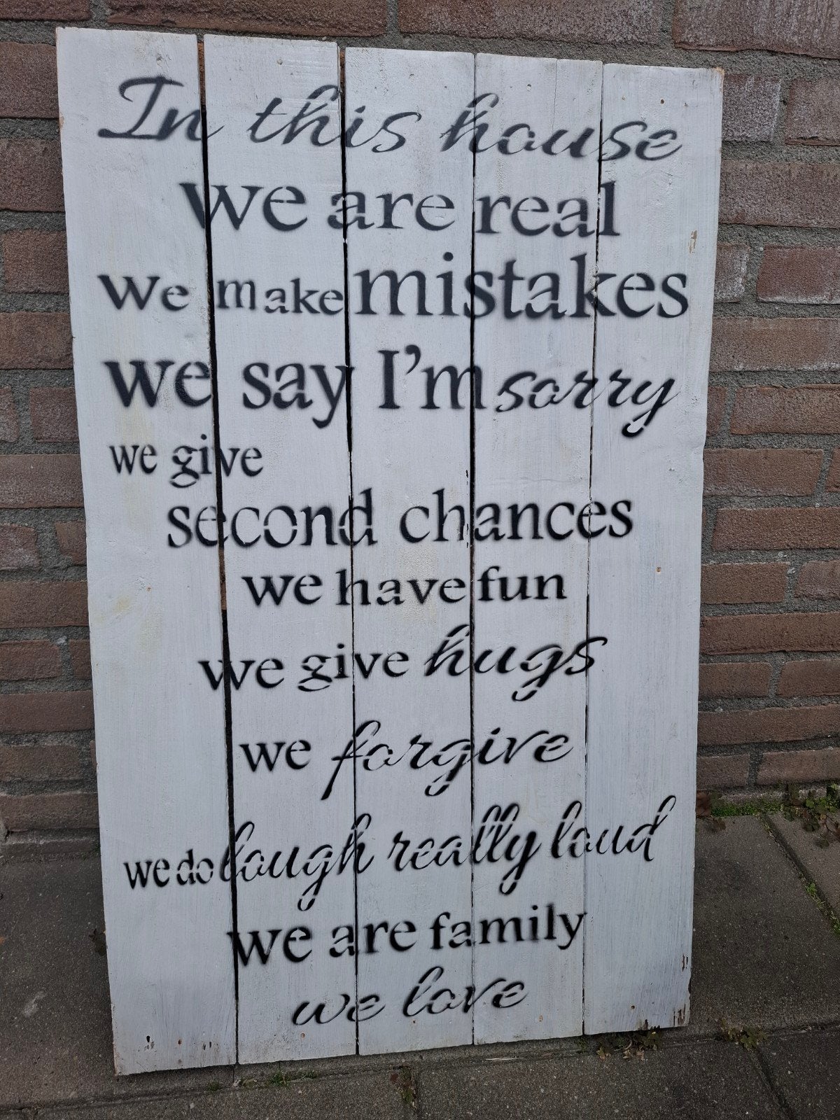 Houten wanddecoratie 'In this house ', Huis en Inrichting, Woonaccessoires | Wanddecoraties, Ophalen, Gebruikt, Hout, Wandbord of Wandpaneel