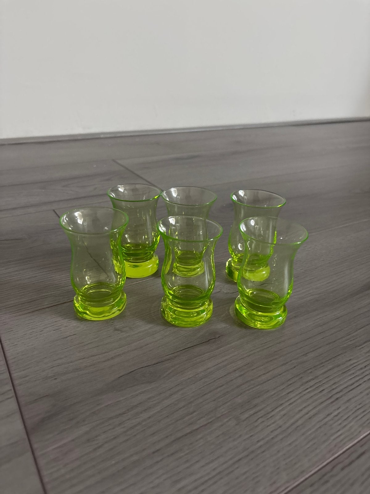 Vintage likeurglazen van uraniumglas, Verzamelen, Glas en Borrelglaasjes, Ophalen, Nieuw, Borrel- of Shotglas