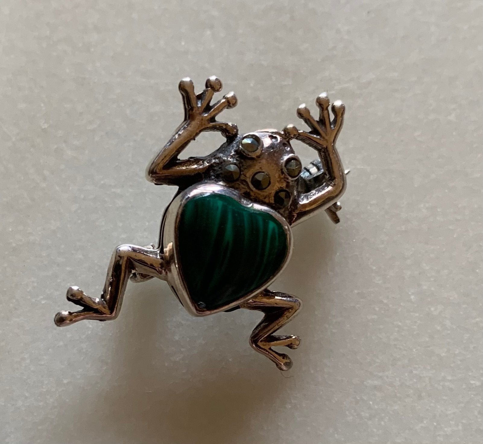 Broche / hanger kikkertje met malachiet, Ophalen of Verzenden, Zo goed als nieuw, Groen, Overige materialen