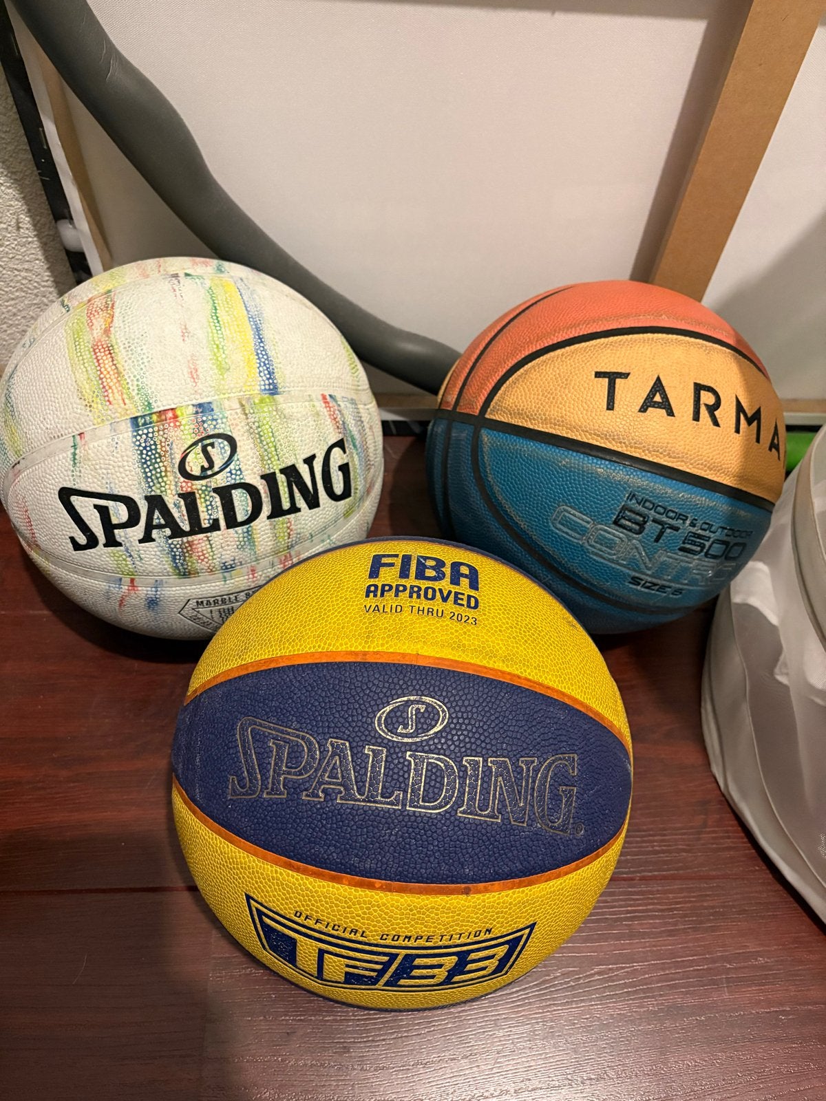 Set van 3 basketbalballen: Spalding en Tarmak, Sport en Fitness, Ophalen, Gebruikt, Bal