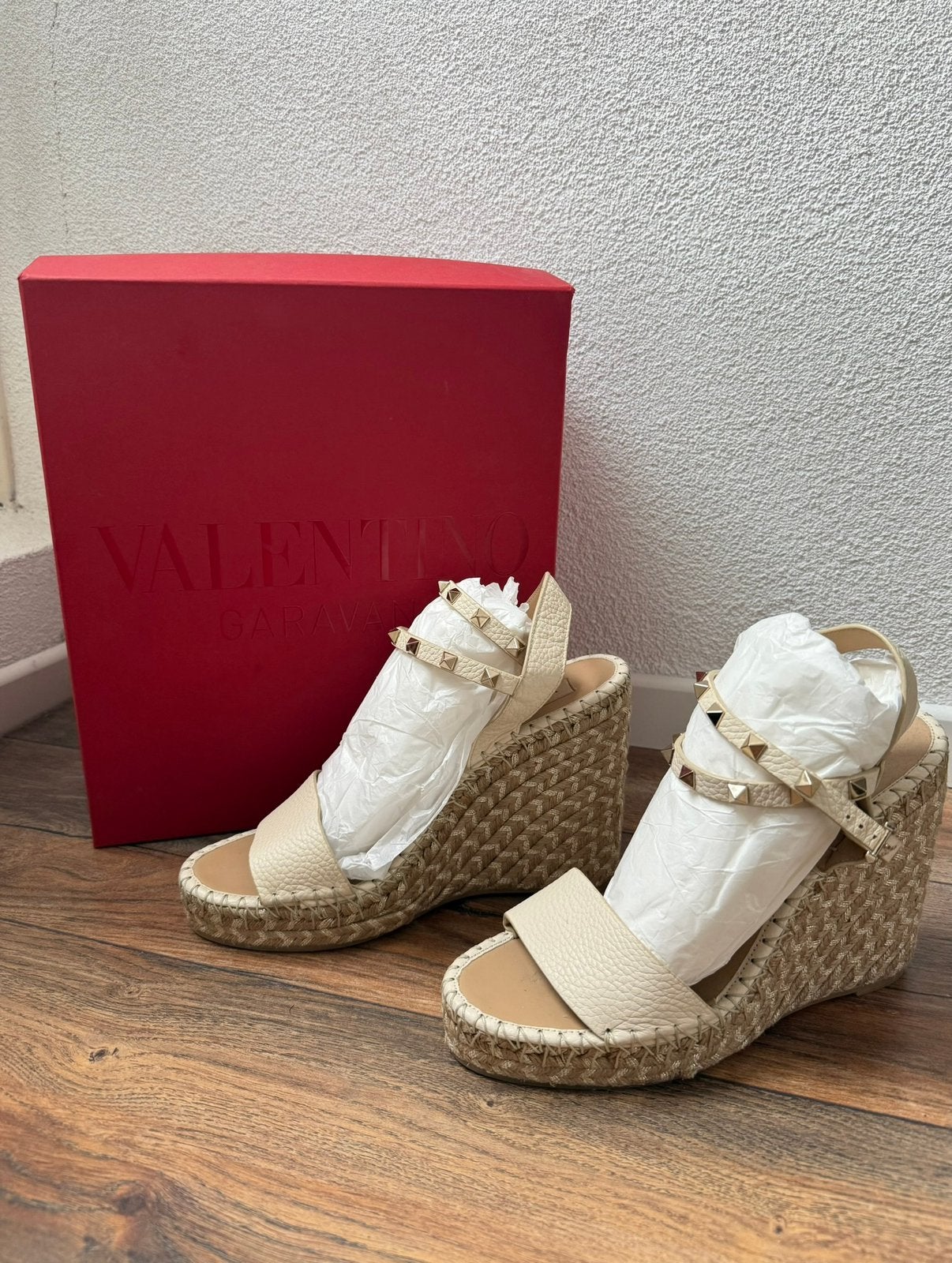 Valentino Garavani Rockstud wedge sandals maat 41, Beige, Zo goed als nieuw, Sandalen of Muiltjes, Ophalen of Verzenden