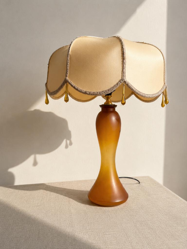 Grote vintage tafellamp | geblazen glazen voet | zijden kap, 50 tot 75 cm, Glas, Ophalen of Verzenden, Zo goed als nieuw
