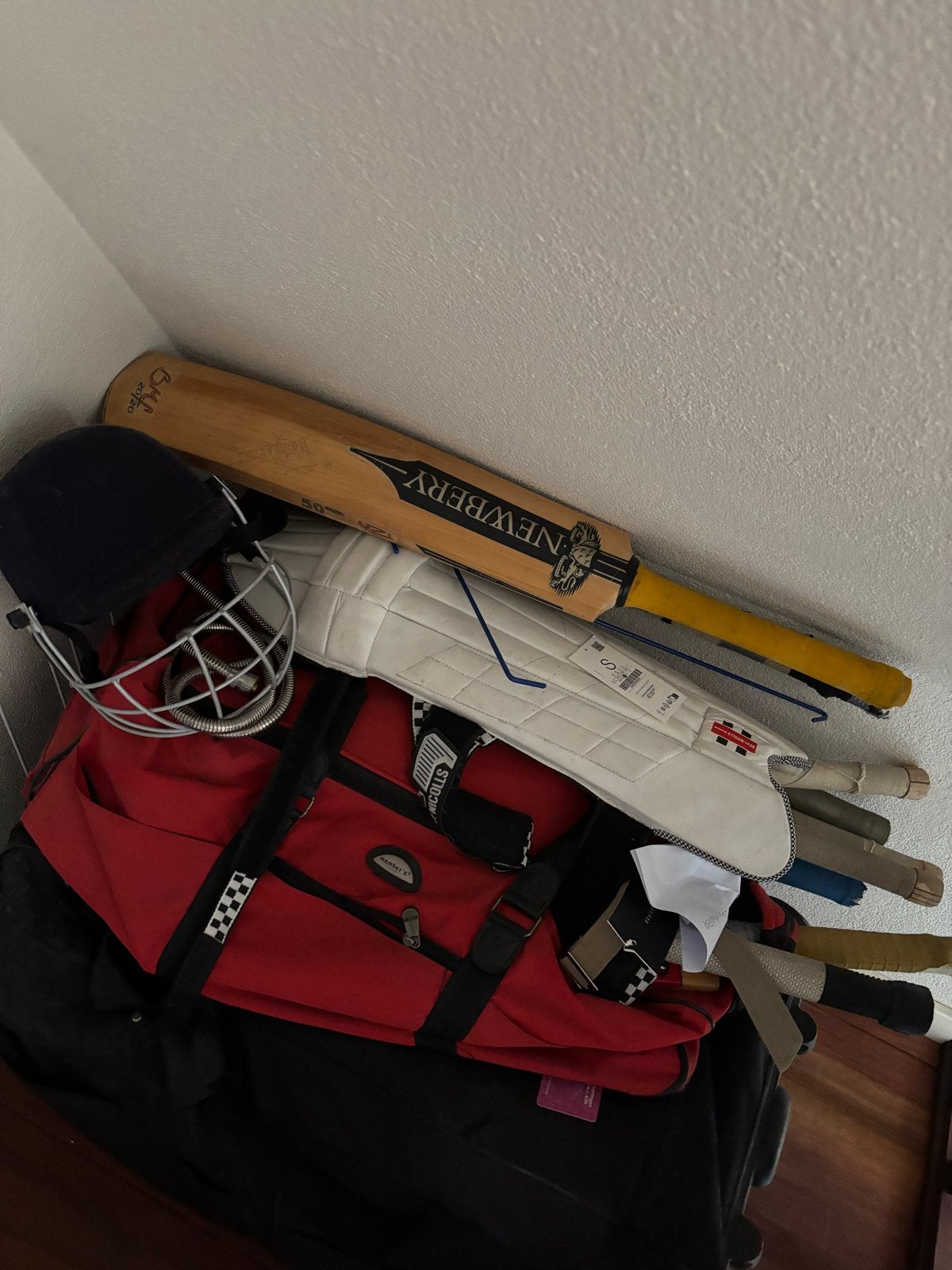 Uitgebreide cricket uitrusting: bat, pads, helm, handschoene, Ophalen of Verzenden, Zo goed als nieuw