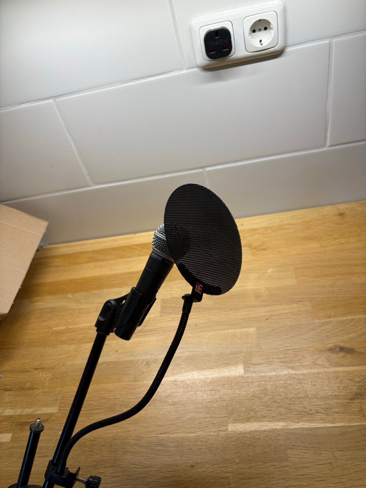 Shure SM58 Microfoon met Millenium Microfoonstandaard, Muziek en Instrumenten, Microfoons, Zo goed als nieuw, Zangmicrofoon, Ophalen of Verzenden