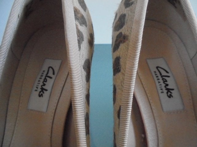Clarks 39 Nieuwe leopard hakken | Gratis verzenden, Kleding | Dames, Schoenen, Pumps, Verzenden, Beige, Zo goed als nieuw