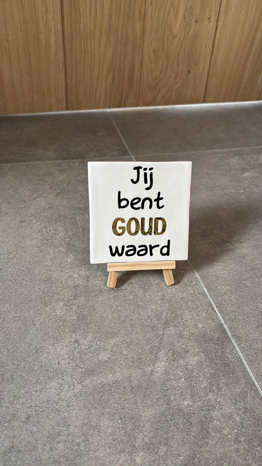 Leuk tegeltje met tekst inclusief houder. Diverse kleuren, Ophalen of Verzenden, Nieuw