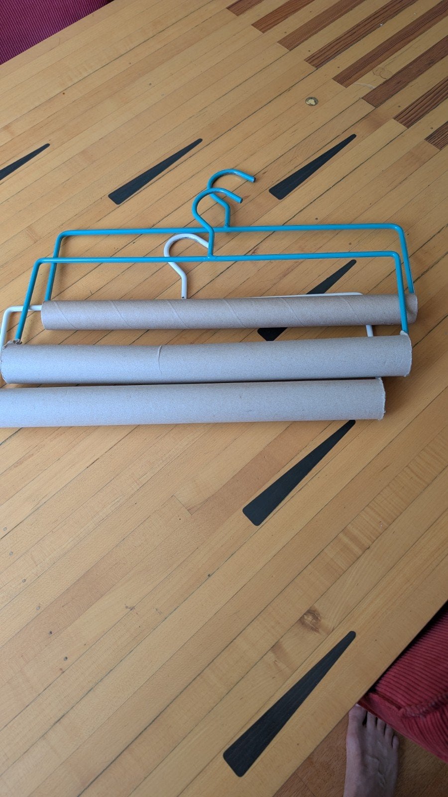 GRATIS 3 kledinghangers voor textiel - blauw en wit, Ophalen, Gebruikt, Metaal, Volwassenen