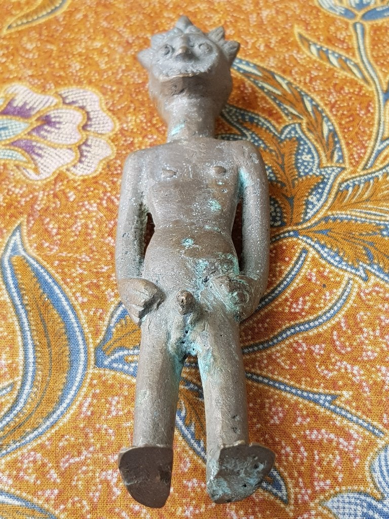 Mooi zwaar antiek voorouder beeldje van brons uit Borneo., Handgemaakt, Ophalen of Verzenden, Indonesië, Brons