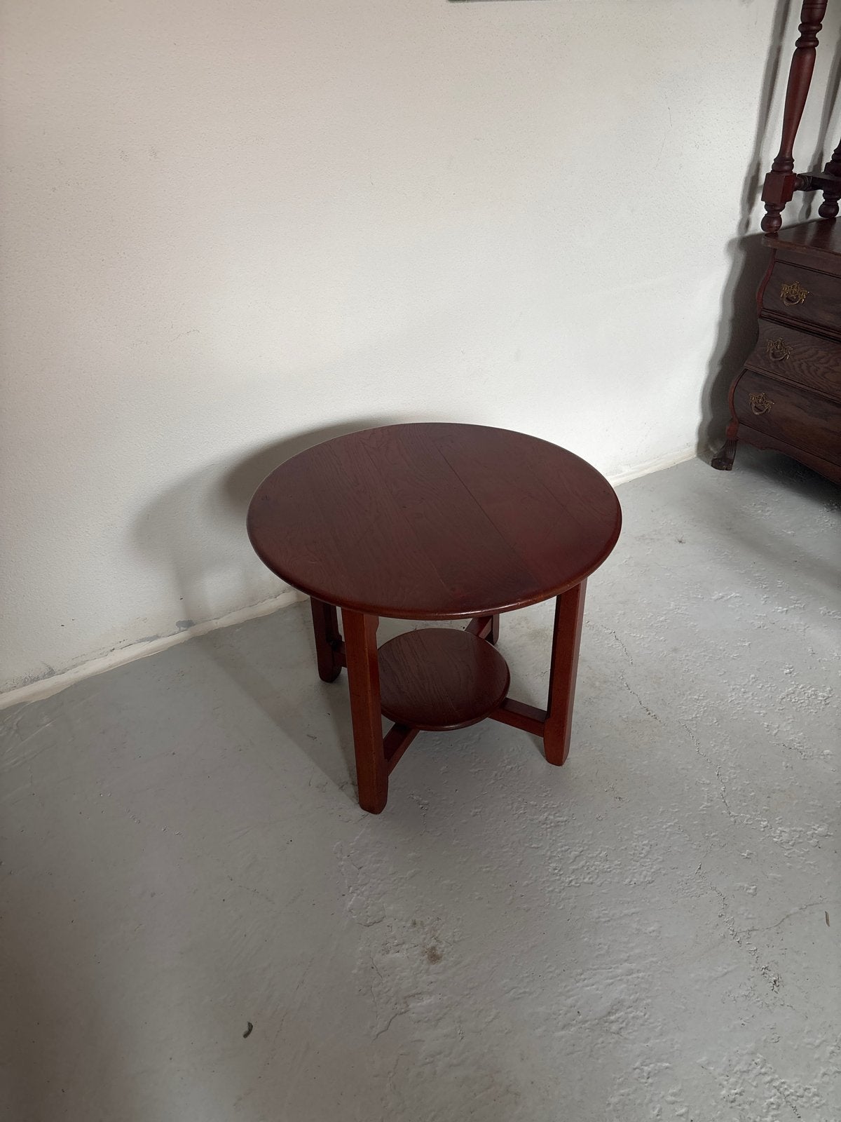 Ronde houten bijzettafel met extra plank, Ophalen