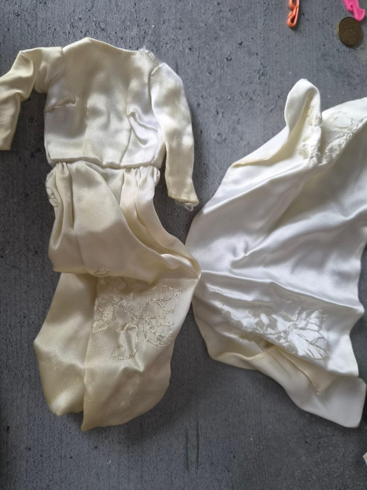 Vintage Barbie trouwjurk met verkleuring, Ophalen of Verzenden, Gebruikt, Kleertjes
