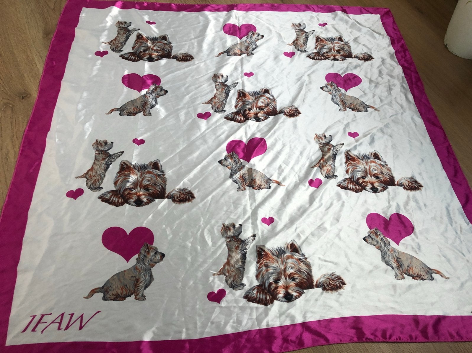 Ifaw satijnen vierkante sjaal hondjes wit roze hartjes, Kleding | Dames, Mutsen, Sjaals en Handschoenen, Maat 46/48 (XL) of groter