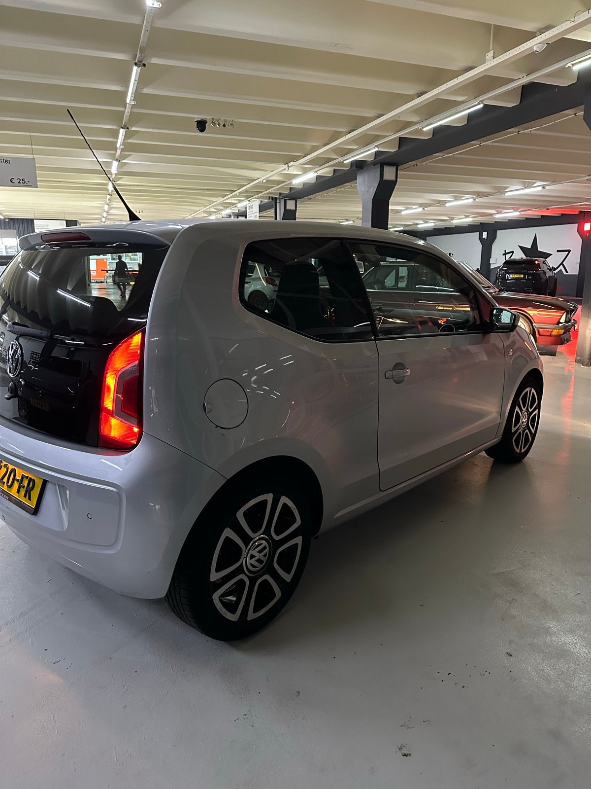 Foto 4 van Volkswagen up! 1.0 55KW AUT 2012 Grijs