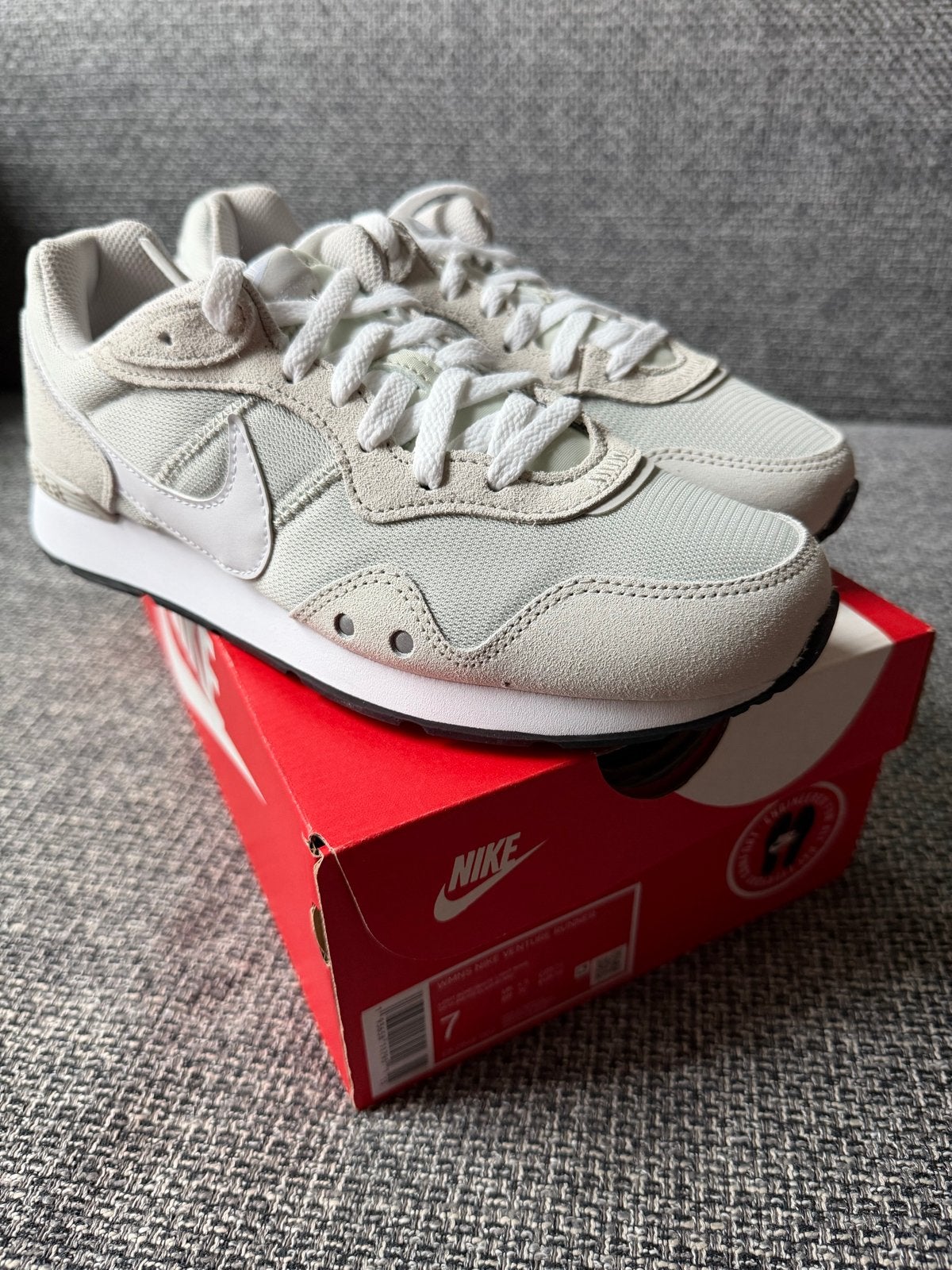 Nike Venture Runner - Maat 38 (US 7W) - Nieuw in doos, Wit, Nieuw, Ophalen of Verzenden, Sneakers of Gympen