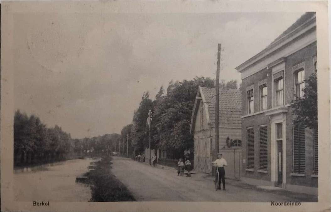 Berkel (Zuid-Holland) Noordeinde 1911 – Met fietser, Verzamelen, Ophalen of Verzenden, Voor 1920, Gelopen, Zuid-Holland