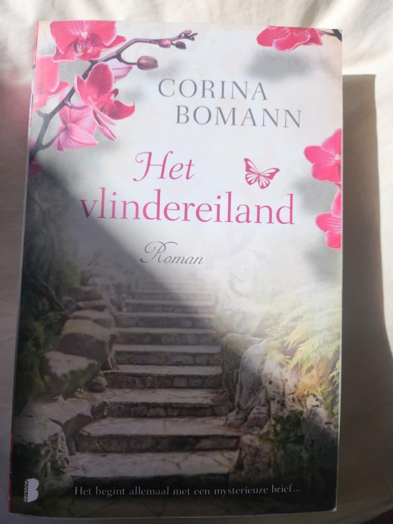 Het vlindereiland - Corina Bomann (Roman), Boeken, Romans, Gelezen, Europa overig, Ophalen of Verzenden