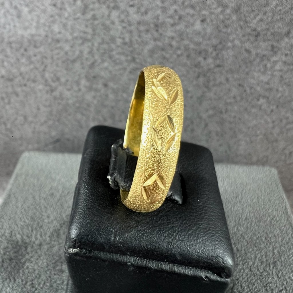 Gouden Ring | 21k | 5,13g | bandring bewerkt | mt20 | 417073, Gebruikt, 19 tot 20, Ophalen of Verzenden, Dame
