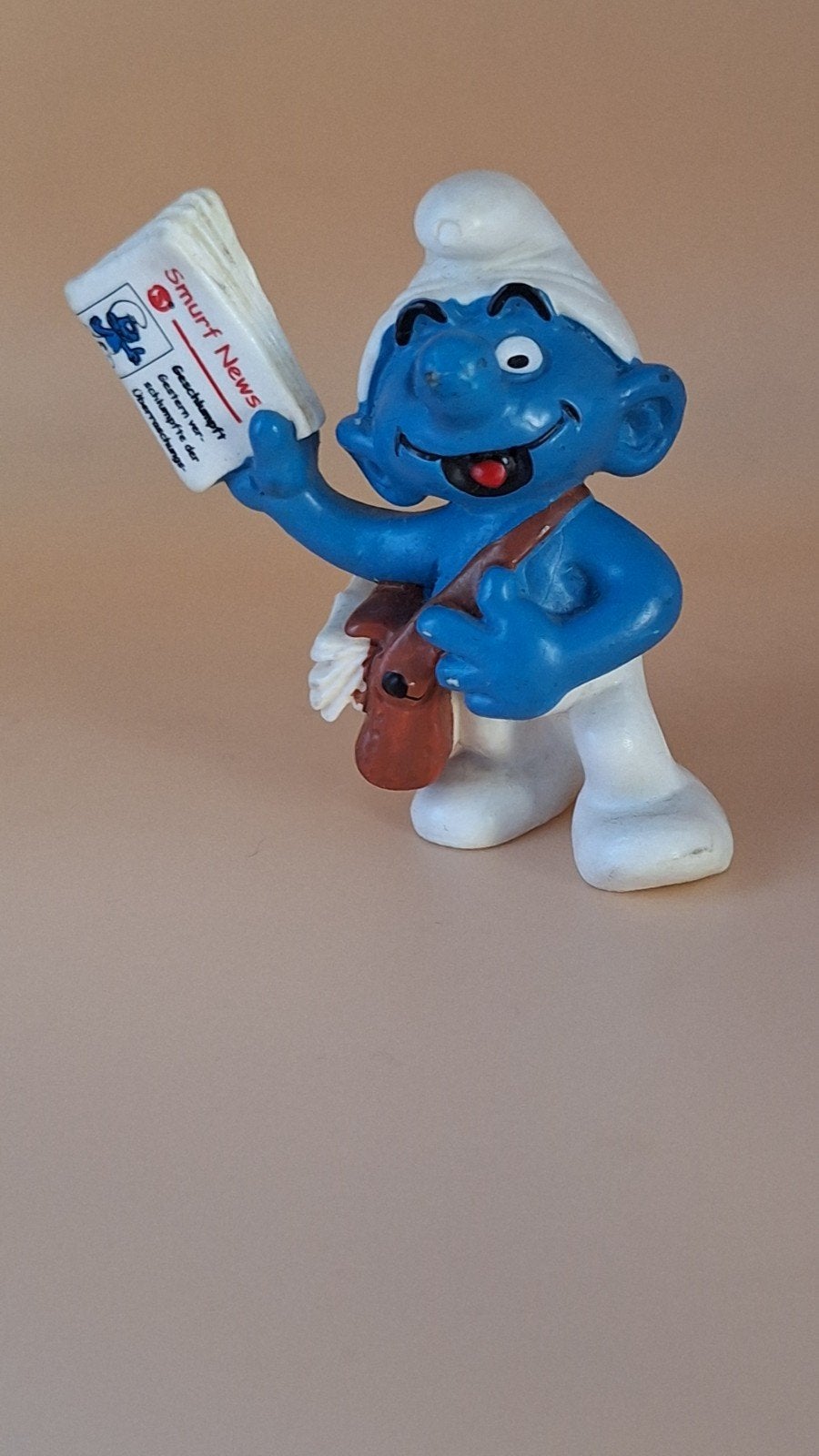 Zeldzame Smurf met Krant - Verzamelaarsitem, Ophalen, Zo goed als nieuw, Overige Smurfen, Poppetje, Figuurtje of Knuffel