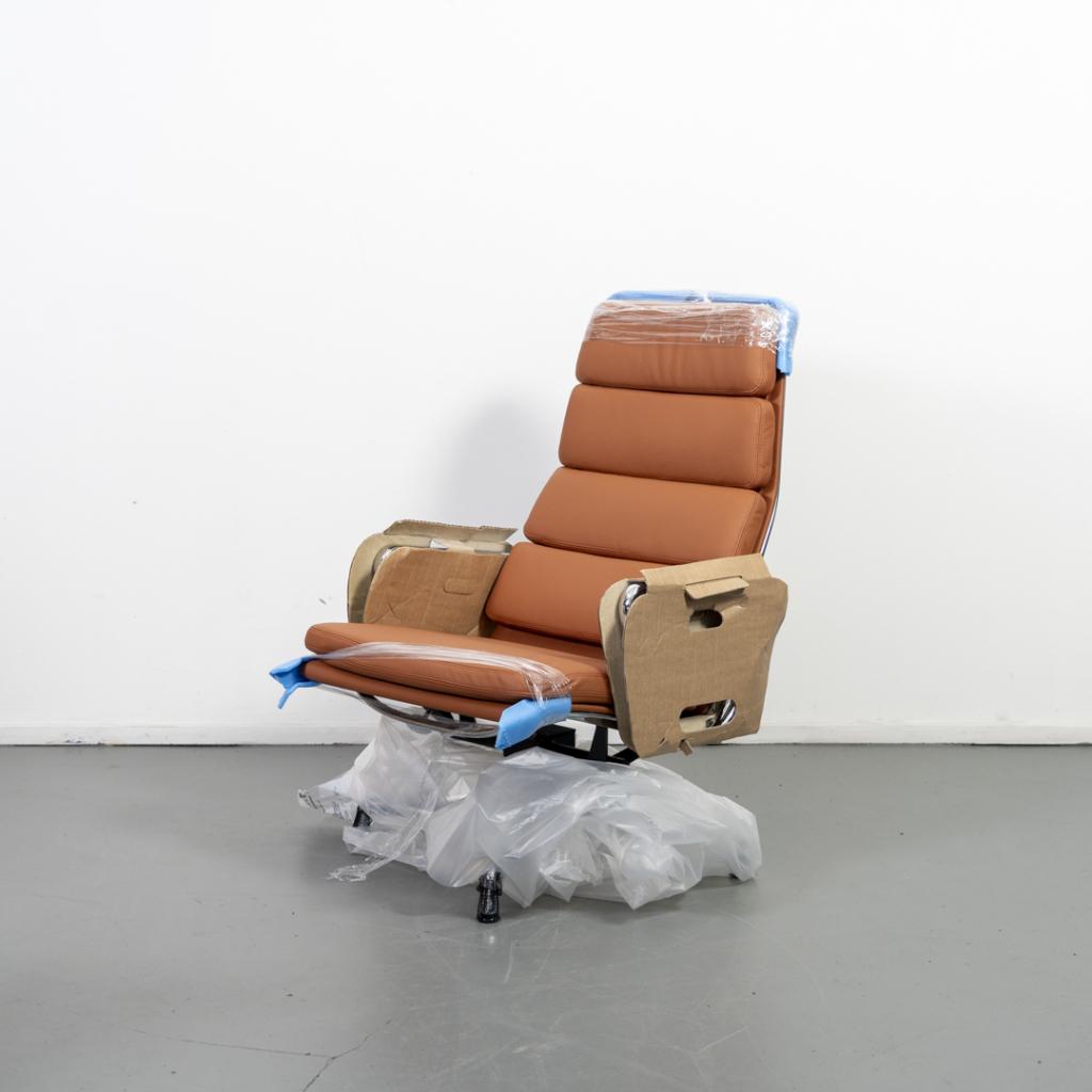 2x Vitra EA 222 Loungechair Cognac Leer - Chroom, Huis en Inrichting, Fauteuils, Niet ingevuld, Niet ingevuld, Nieuw, Leer