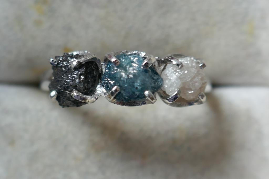 Ring met 3 ruwe diamanten, Verzenden, Nieuw, 17 tot 18, Met edelsteen