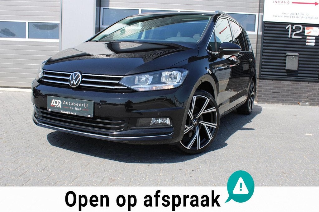 Volkswagen Touran 1.5 TSI DSG Highline |PANO|CAMERA|PDC V+A|, Auto's, 15 km/l, Zwart, 4 cilinders, 150 pk