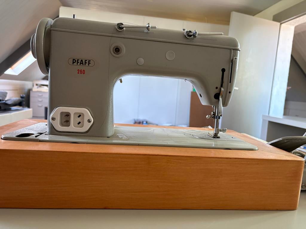 Oude PFAFF 260 Industriële Naaimachine - Robuust, Ophalen