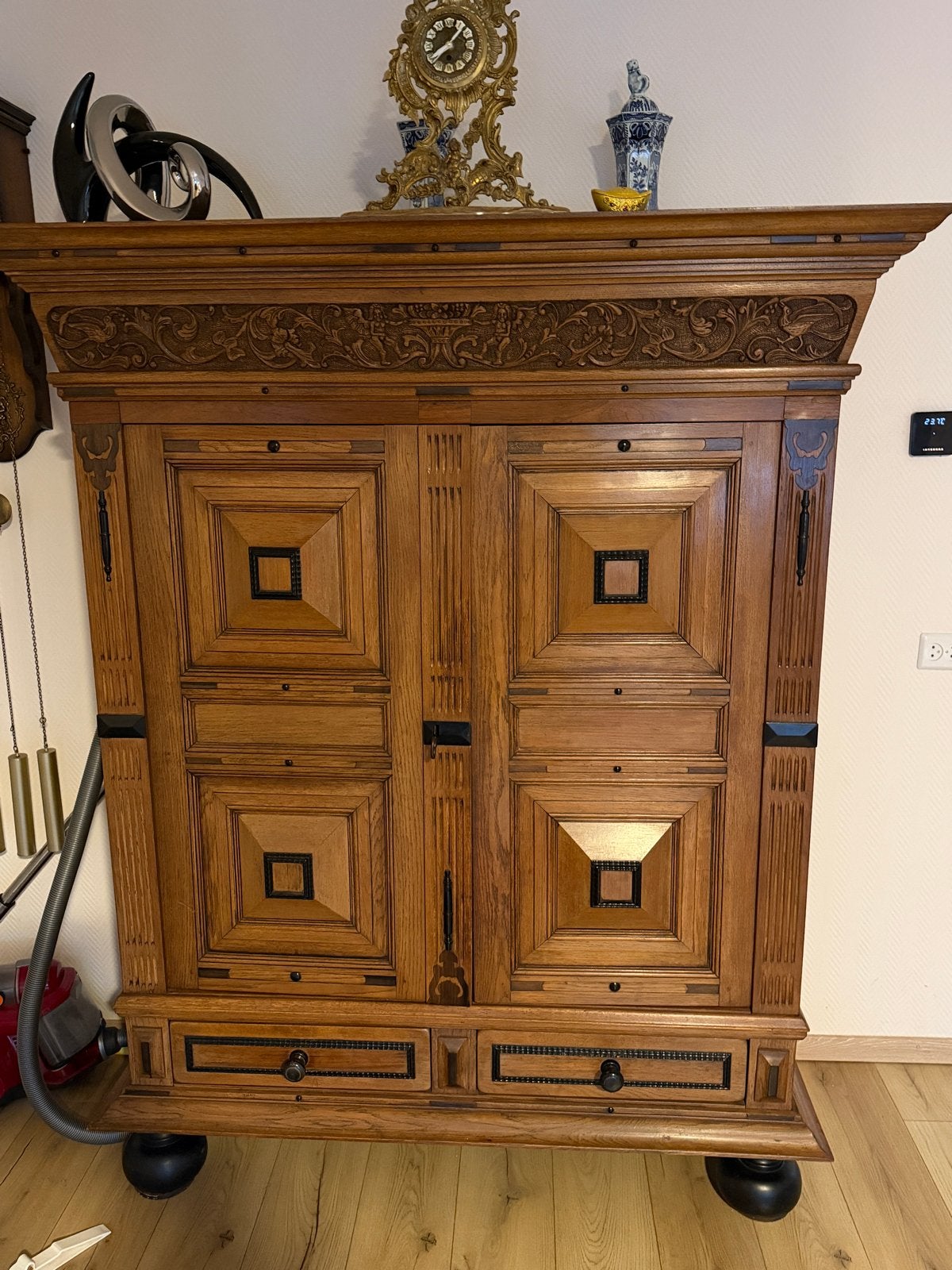 Prachtige massief houten kast met houtsnijwerk, Ophalen of Verzenden