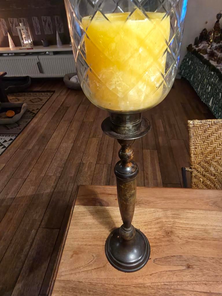 Hoge kandelaar met geslepen glas en bronskleurige voet, Ophalen