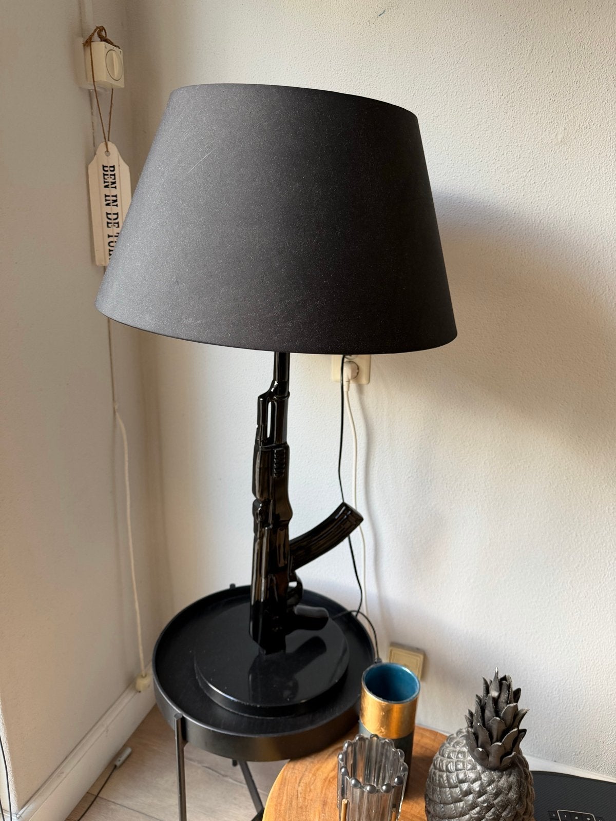 Unieke AK-47 tafellamp met zwarte kap, Kunststof, Gebruikt, 100 tot 150 cm, E27 (groot)