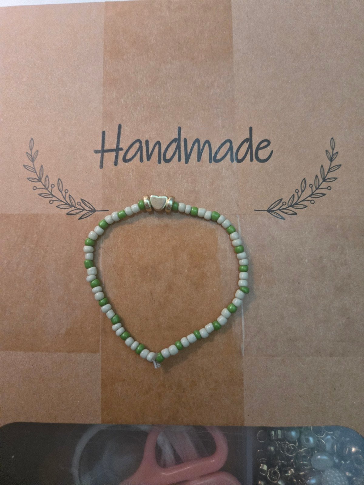 Handgemaakte kralenarmbandje (beige/groen/goud), Verzenden, Kunststof of Plastic, Nieuw, Met bedels of kralen