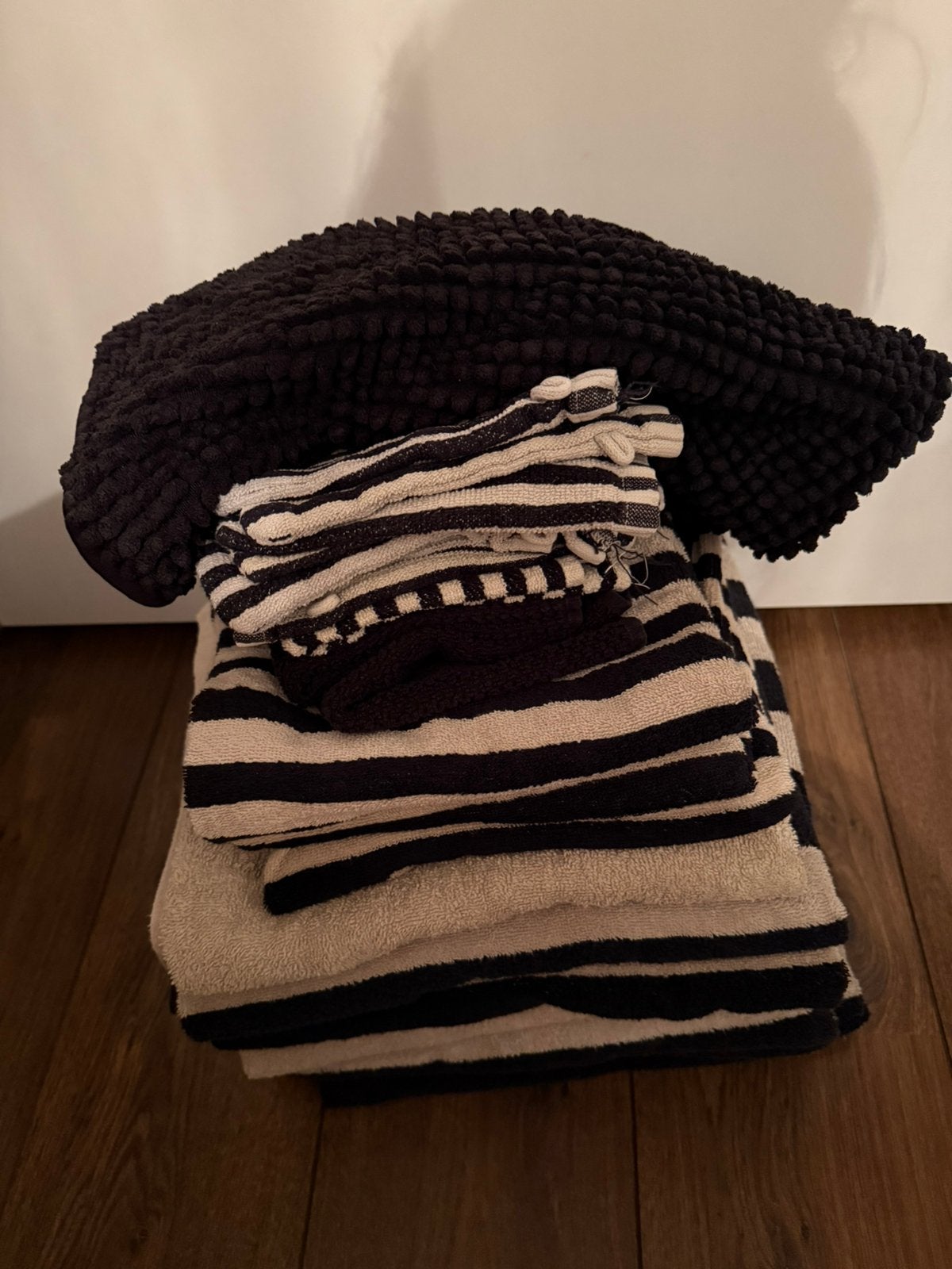 Set badlakens handdoek badmat zwart beige gestreept, Ophalen of Verzenden, Zo goed als nieuw, Zwart, Handdoek