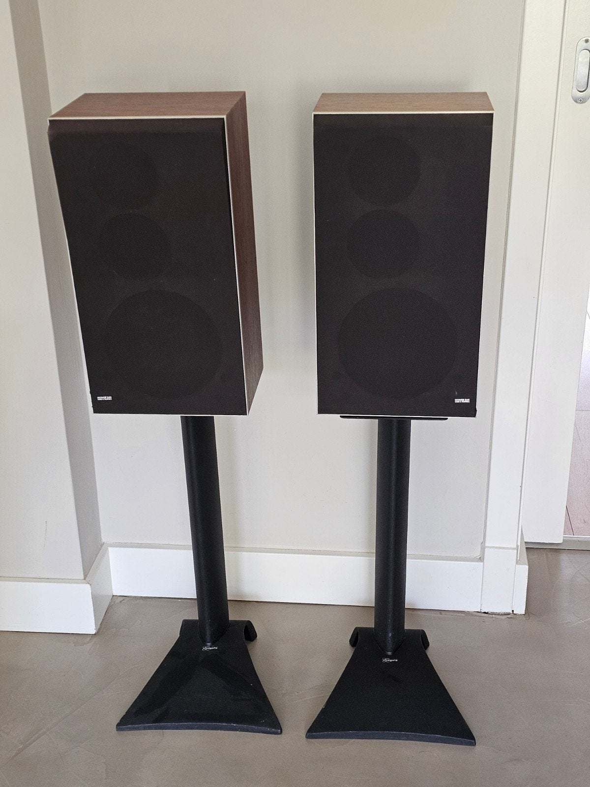 Bang & Olufsen Beovox S45-2 speakers op Vogel's VLS60
