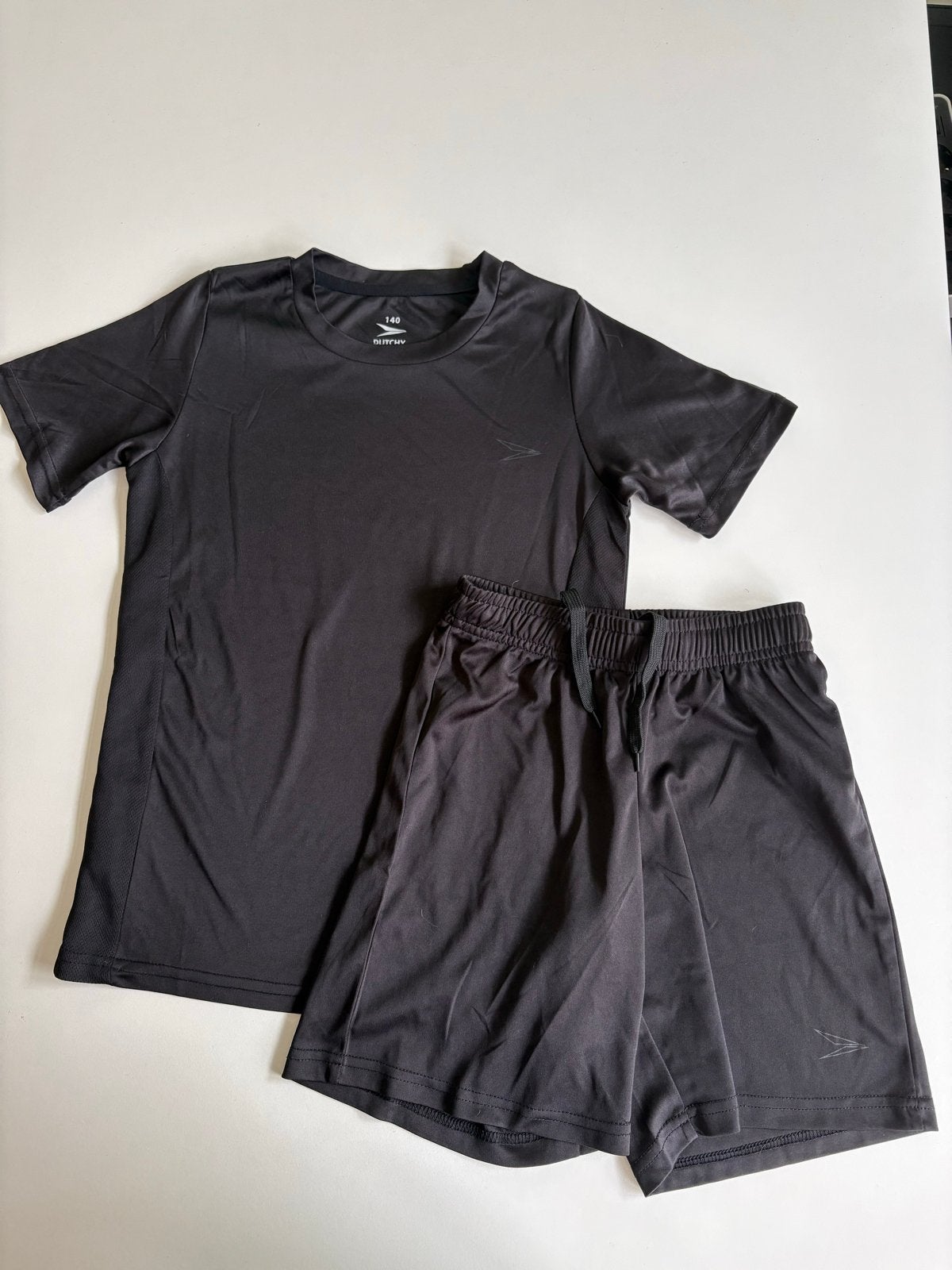Zwart sportsetje (T-shirt en korte broek) Dutchy, Ophalen of Verzenden, Zo goed als nieuw, Jongen