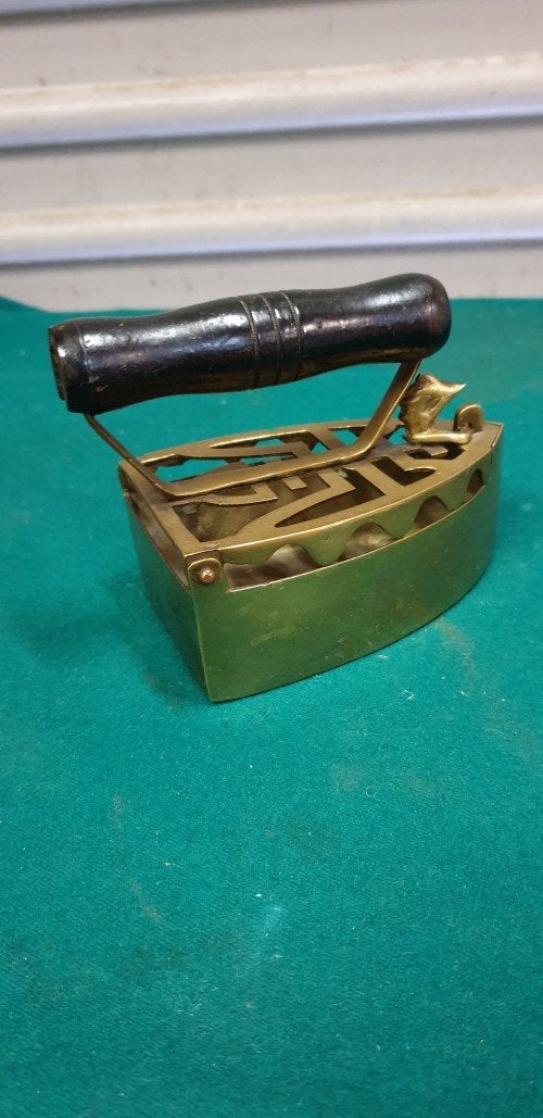 Strijkijzer van messing, vintage, met houten handvat en slui, Ophalen of Verzenden, 'T Olde Gre-j, Info@toldegrej.nl, Endepoelstraat 20f Didam