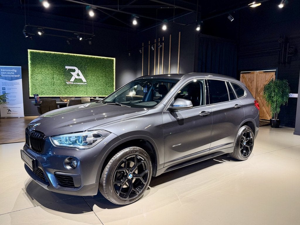 BMW X1 sDrive18i Advantage Aut Navi|Carplay|Xenon|PDC Grijs!, Gebruikt, Huisgarantie, Met garantie (alle), Bedrijf