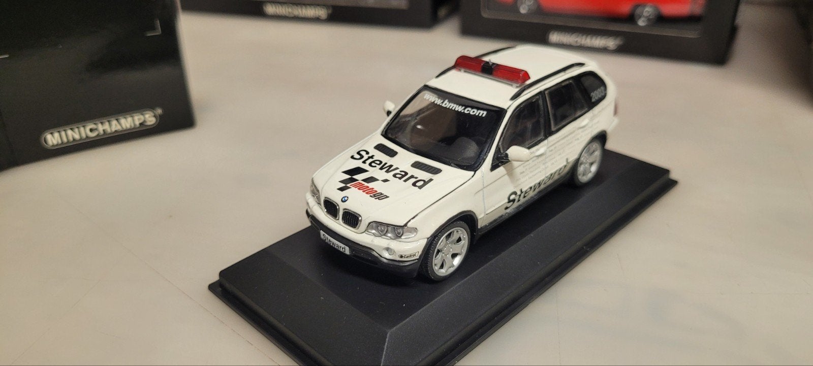 Minichamps BMW X5 Steward Car Moto GP 2003, Ophalen of Verzenden, Zo goed als nieuw, Auto, MiniChamps