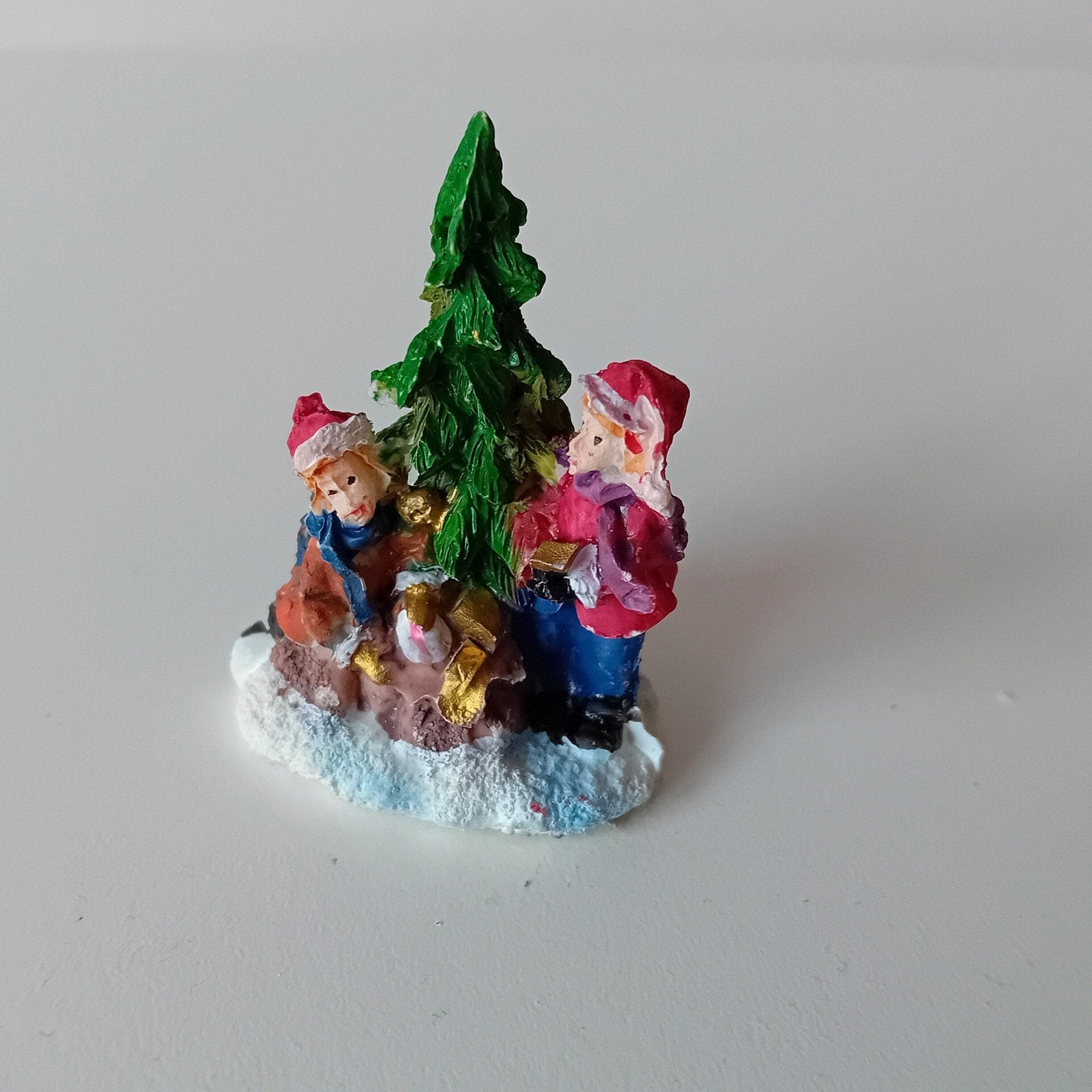 Kerstfiguur samen om de boom, Kerstdorp, Diversen, Kerst, Ophalen of Verzenden