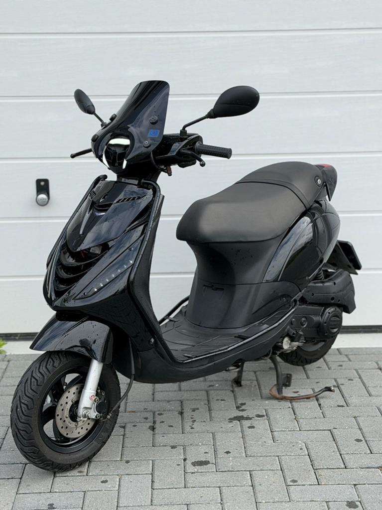 Piaggio zip 50cc e4 2022 brom, Fietsen en Brommers, Scooters | Piaggio, Zo goed als nieuw, Zip, Maximaal 45 km/u, Benzine, Ophalen