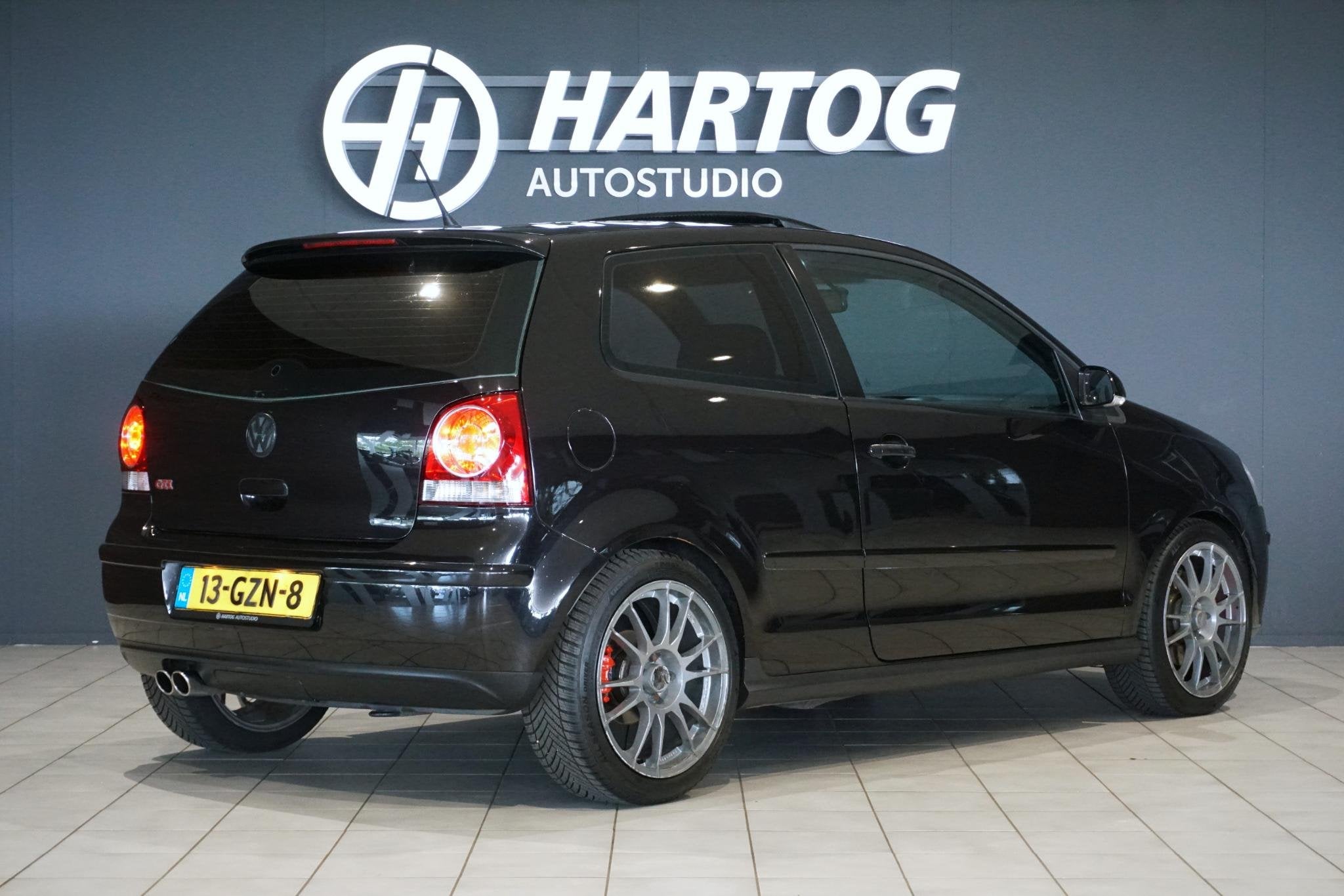 Volkswagen Polo 1.8 GTI *NL AUTO* + PANO / STOELVERWARMING /, Auto's, Volkswagen, Stof, Zwart, 4 cilinders, 150 pk